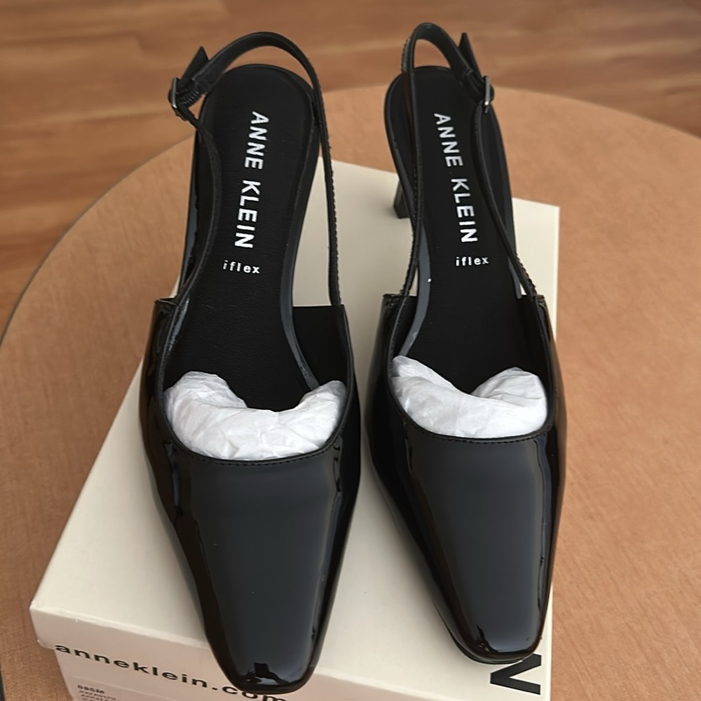 Like New Anne Klein sling back black patent leather heel size 8.5